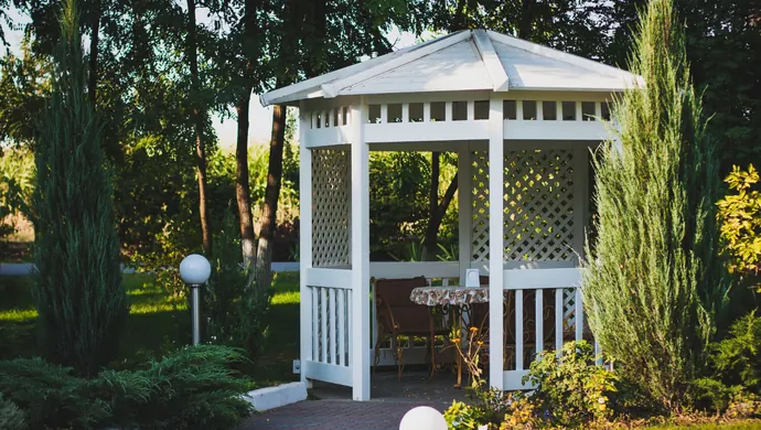 Altanka ogrodowa, pergola czy wiata – czym się różnią i co wybrać?