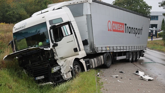 Wypadek na Wierzejskiej. Ciężarówka uderzyła w auto i wypadła z drogi ZDJĘCIA