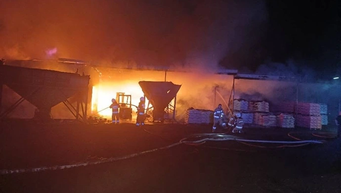 Ogromny pożar składu opału pod Czarnocinem ZDJĘCIA