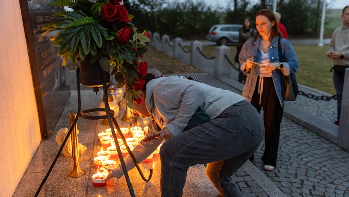 631 zniczy dla bohaterów Bitwy o Szosę Piotrkowską ZDJĘCIA