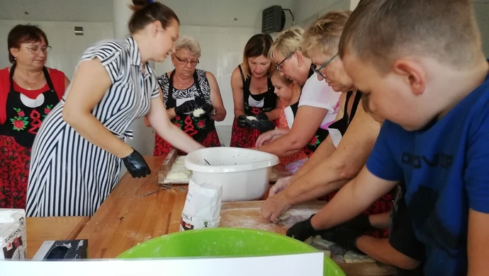 Międzypokoleniowe warsztaty kulinarne w  Stowarzyszeniu „Tomawa, Żerechowa i okolice – Nasza Mała Ojczyzna”