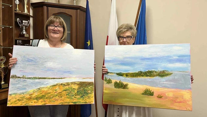 Obrazy przestawiające region trafiły do Urzędu Gminy Łęki Szlacheckie