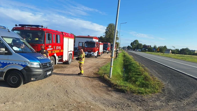 Telefon spadł z dachu i wezwał pomoc. Na miejsce ruszyły straż, policja i pogotowie