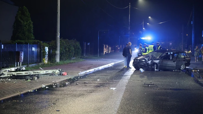 Pijacki rajd zakończony groźnym wypadkiem na Rolniczej. Z auta wysypały się puszki po piwie ZDJĘCIA