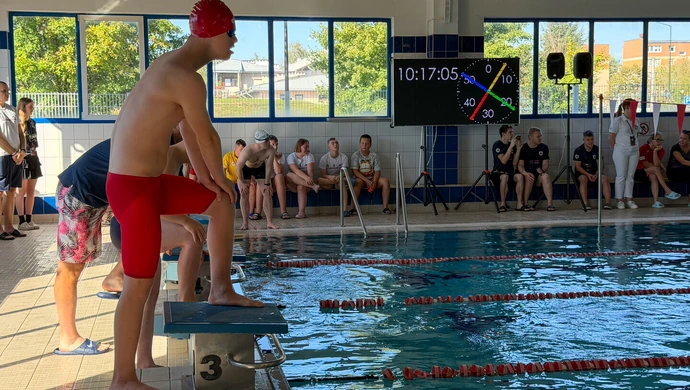 Wyjątkowe zawody pływackie osób z niepełnosprawnościami w Piotrkowie. Bartosz Sokalski z nagrodą prezydenta ZDJĘCIA