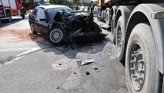 Groźny wypadek na ul. Łódzkiej w Piotrkowie. BMW uderzyło w ciężarówkę ZDJĘCIA