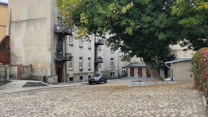 Metamorfoza podwórza przy Placu Niepodległości