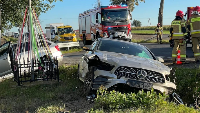 Kolizja na skrzyżowaniu w Milejowie. Dwa samochody wpadły do rowu ZDJĘCIA