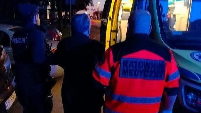 Zdezorientowany senior w piżamie przy galerii. Szybka reakcja policji i ratowników