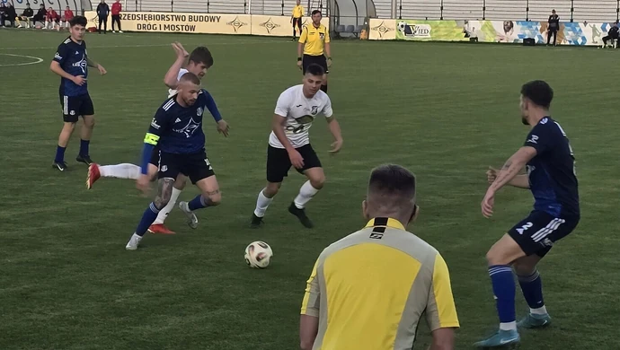 Dwie samobójcze bramki, dwie czerwone kartki. Porażka Polonii z Orkanem