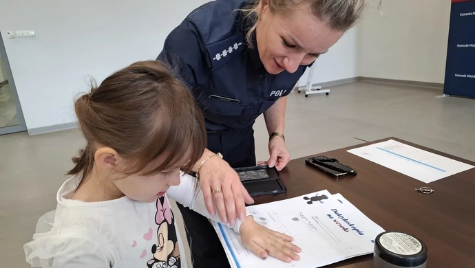 Przedszkolaki poznały zasady bezpieczeństwa i dowiedziały się jak pracuje policja