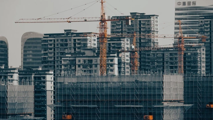 Rusztowania aluminiowe – poznaj konstrukcje cenione za swoją uniwersalność