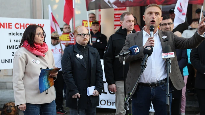 Bąkiewicz "Zwyciężyliśmy!" Dróżdż "Polecenie polityczne Tuska". Pikieta referendalna przed Urzędem Miasta w Piotrkowie