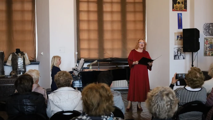 Aktywni i pełni pasji – seniorzy odkrywali kulturę w piotrkowskim zamku