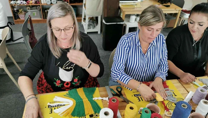 Panie z KGW Tomawa na warsztatach rękodzieła - makrama w Toruniu