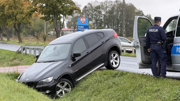 Pijany kierowca BMW wjechał do rowu w Bujnach. Auto trafi na licytację? ZDJĘCIA