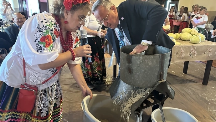 Kiszenie kapusty jak za dawnych lat – Świątniki pielęgnują smak tradycji