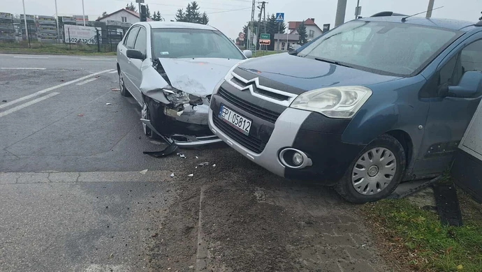 Zderzenie na DK91 w Jarostach. Jedno z aut uderzyło w skrzynkę