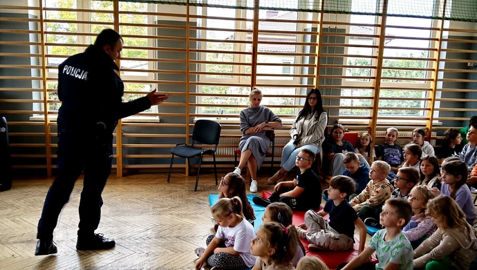 Policjanci uczą najmłodszych, jak być bezpiecznym – ważne lekcje w szkołach gminy Rozprza i Łęki Szlacheckie