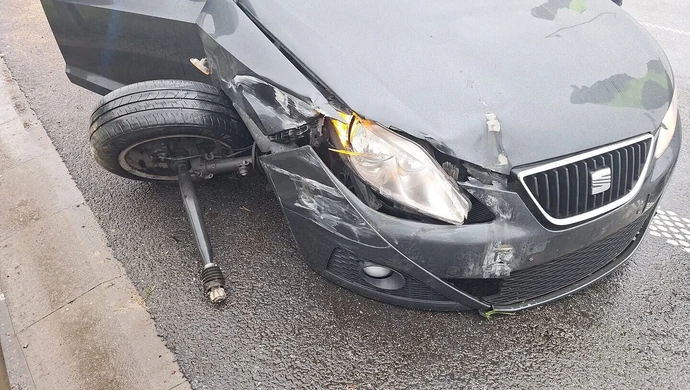 76-latek uderzył w bariery. Ranna pasażerka