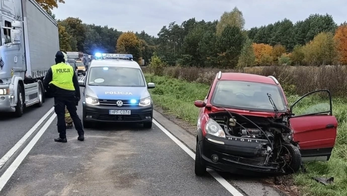 Mikrocar uderzył w ciężarówkę w Sulejowie