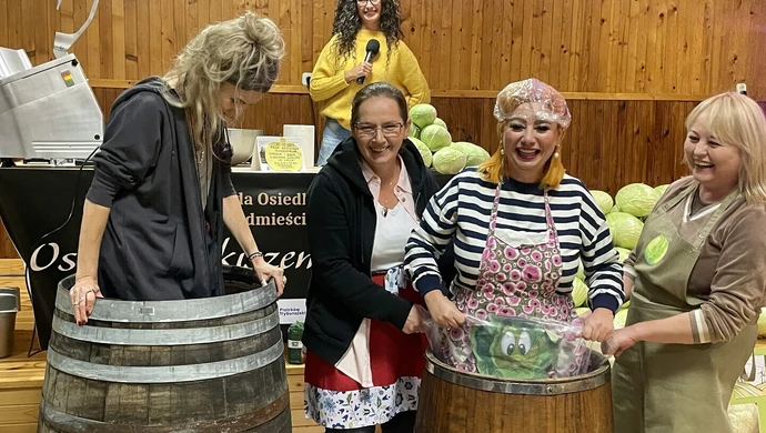 Kilkadziesiąt kilogramów kapusty, dwie beczki, dziesiątki uśmiechów – Sąsiedzkie kiszenie w Zalesicach