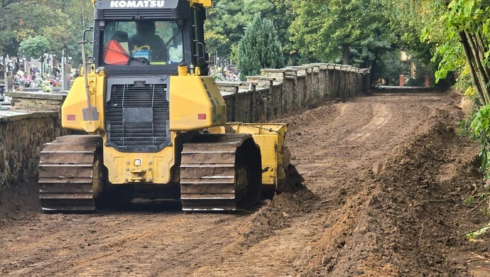 Kamieńsk. Powstaje nowa droga przy cmentarzu 
