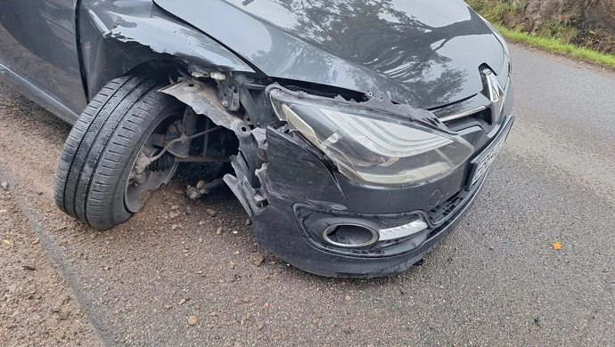 Uciekał przed psem i uderzył w zaparkowane auto