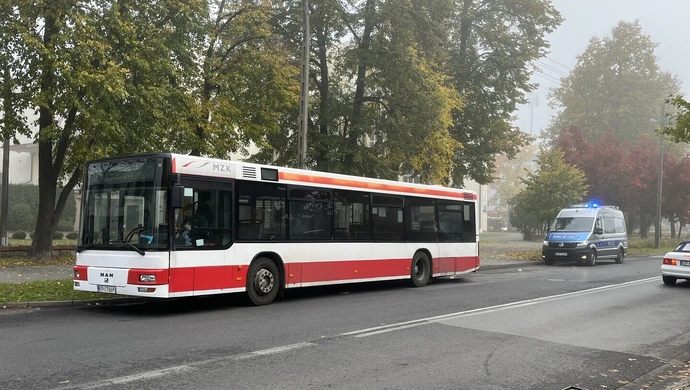 Dwie osoby poszkodowane w zdarzeniu z udziałem autobusu MZK na ul. Słowackiego