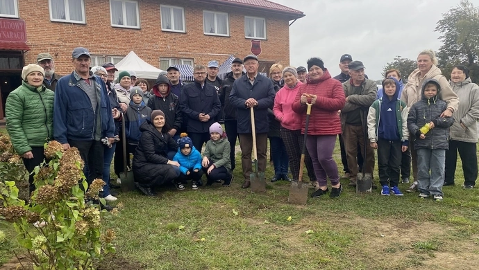 Zielona inicjatywa w Młynarach: Dom Ludowy zyska nową zieleń i drzwi dzięki lokalnej społeczności
