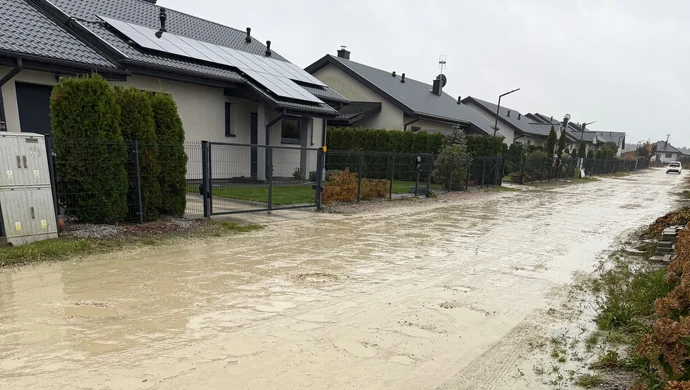 Toną w błocie – mieszkańcy Rakowa Dużego proszą o pomoc w sprawie dróg na osiedlu