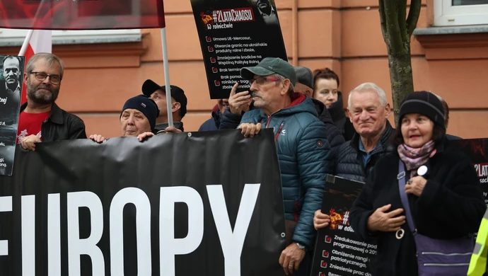 Demonstracja przeciwko wizycie premiera w Piotrkowie