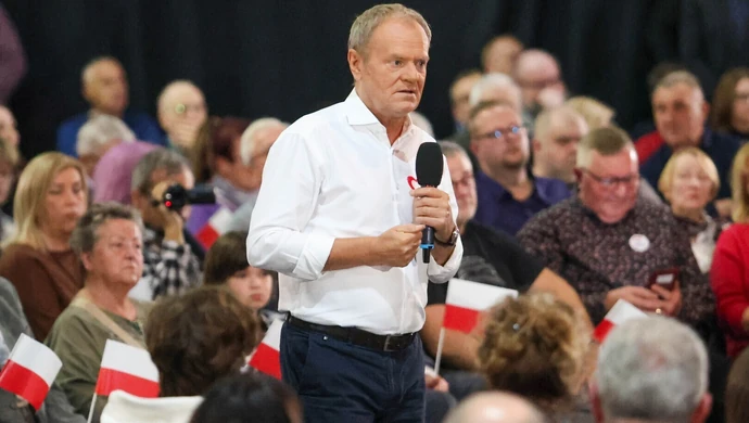 Donald Tusk z wizytą w Piotrkowie. Były duże i dobre emocje oraz przerwane wystąpienie ZDJĘCIA