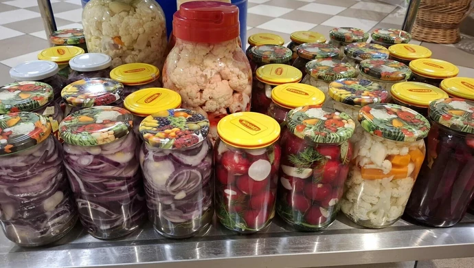 Warsztaty kiszenia warzyw w Czarnocinie. Tradycja, smaki i integracja mieszkańców