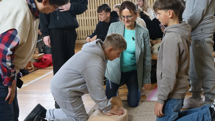 Rekord resuscytacji w Piotrkowie – uczniowie SP3 uczą się ratować życie