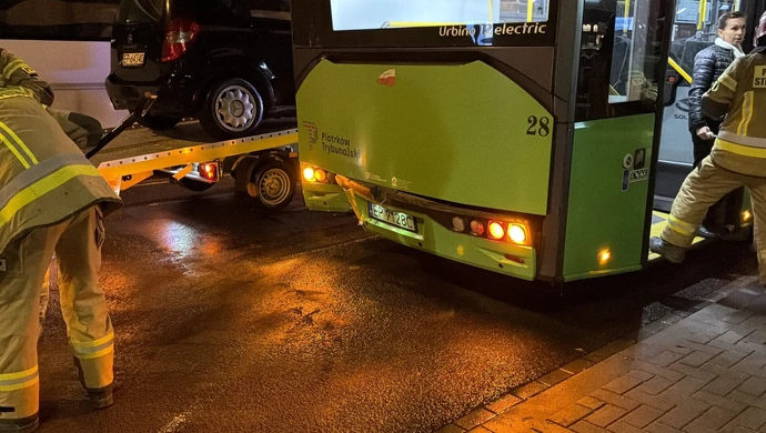 Wypadek na Sulejowskiej. Mercedes uderzył w autobus MZK