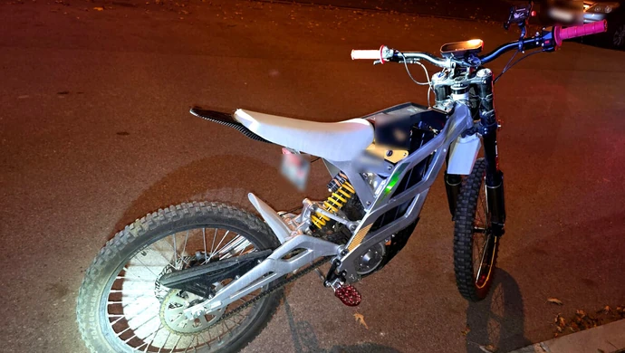 Jechał po chodniku pojazdem elektrycznym. Nie miał prawa jazdy ani OC