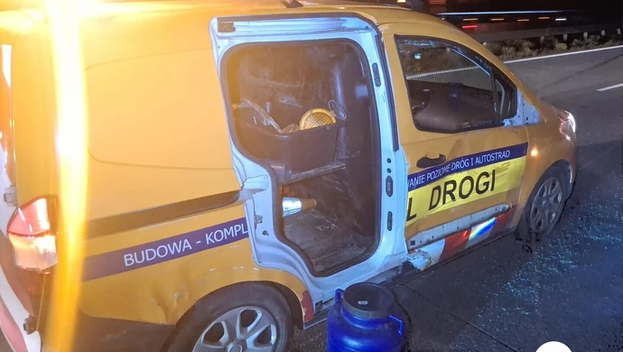 Uderzył w pojazd służb i ciężarówkę, a potem uciekł. Jest nagranie z wypadku