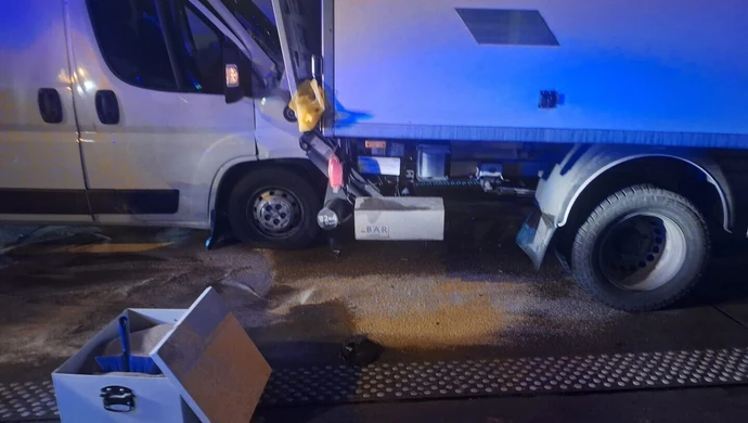 Groźnie na S8 pod Piotrkowem. Bus uderzył w ciężarówkę