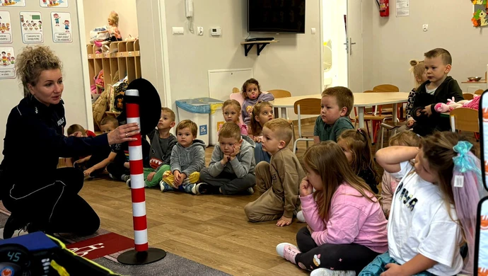 Bezpieczna droga do przedszkola – spotkanie z policją w Akademii Maluszka w Brzozie