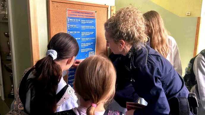 Jak reagować na przemoc? Uczniowie SP nr 16 wzięli udział w ważnej lekcji z policjantką