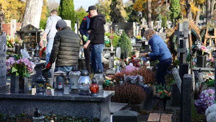 Znicze, chryzantemy i wspomnienia. Jak Piotrków przygotowuje się do 1 listopada