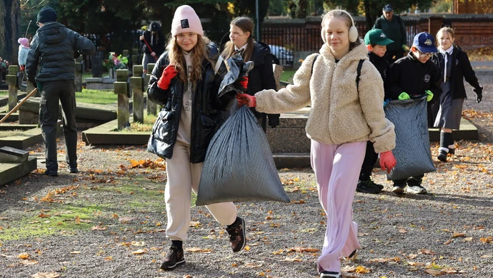 Harcerze sprzątają mogiły poległych bohaterów ZDJĘCIA