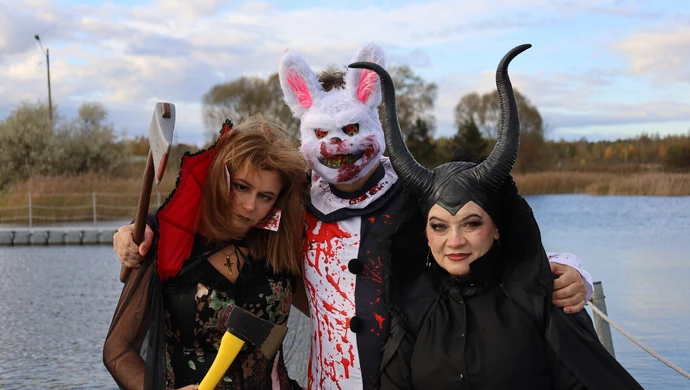 Znów to zrobili! Halloweenowe Morsowanie na „Słoneczku”. Sezon rozpoczęty  ZDJĘCIA