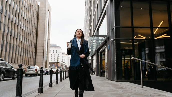 Kobieta z klasą a jesień – jak dobrać odpowiednie stylizacje?