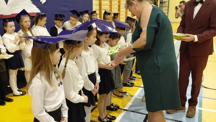 Ślubowanie pierwszoklasistów w Jarostach – radość, wzruszenia i pierwsze legitymacje