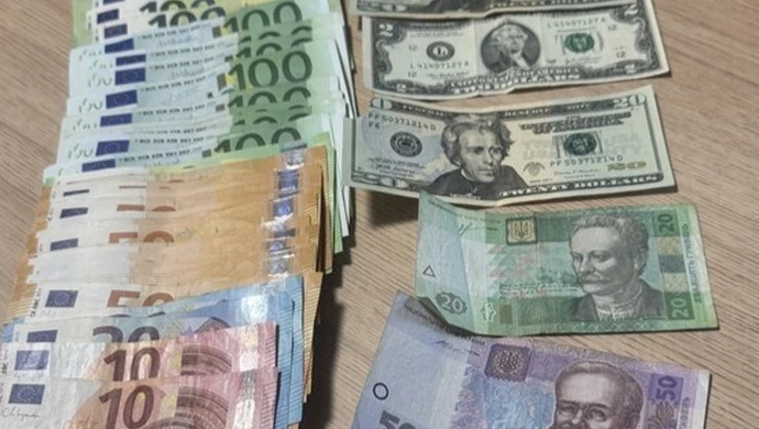 KAS znalazła w przesyłkach kurierskich nielegalnie przesyłane pieniądze