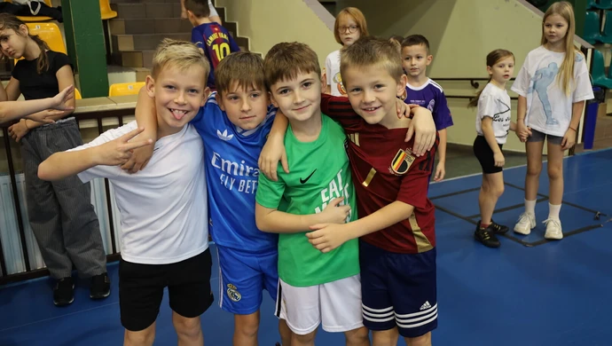 Sportowa lekcja z OSiR-em:  Piłkarze PKS Polonia poprowadzili zajęcia da uczniów 
