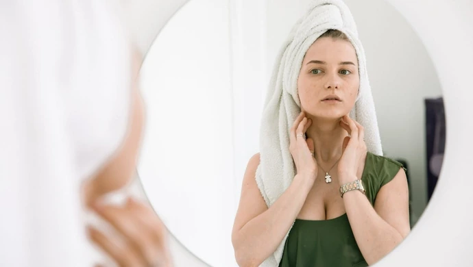 Wpływ hormonów na kondycję skóry – co dzieje się w okresie menopauzy i andropauzy?