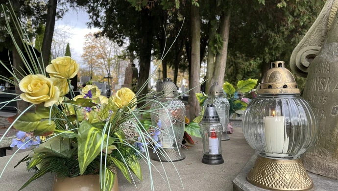 Znicze giną, a mieszkańcy bezradni. „Pozostaje tylko wierzyć w uczciwość ludzi”